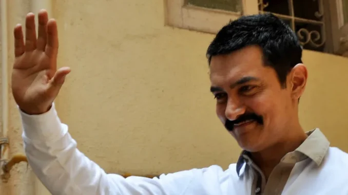 aamir-khan-smiling-and-waving-89rk52d22203q9ju