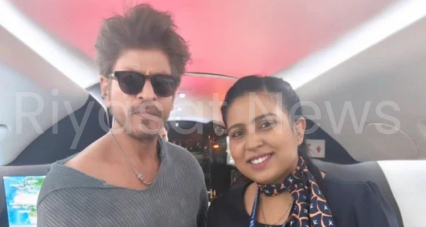 Shah-Rukh-Khan with his Fan Shah-Rukh-Khan with his Fan